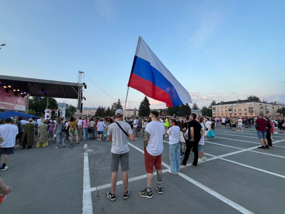 На площади Свободы сейчас многолюдно! Целыми семьями тольяттинцы пришли на закрытие фестиваля КУКСЪЕЗД!