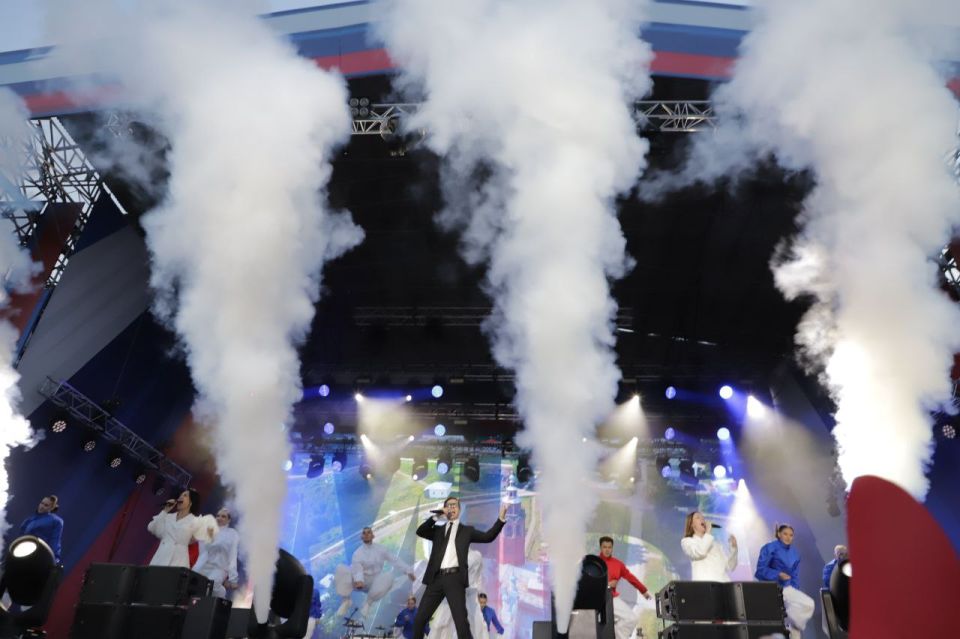 На площади Куйбышева прошел концерт в честь Дня России