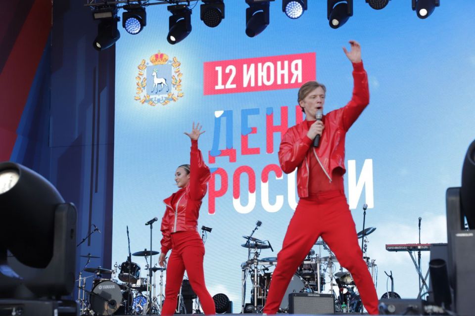 На площади Куйбышева прошел концерт в честь Дня России