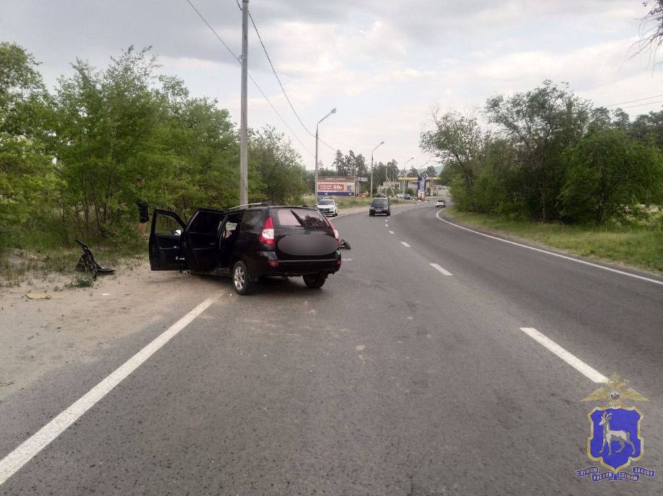 В Тольятти водитель Lada Priora врезался в опору освещения