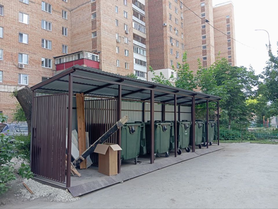 Глава города Иван Носков и министр природных ресурсов и экологии Самарской области Артем Ефимов приехали во двор многоэтажного дома по улице Киевской, 10, где с помощью областной субсидии была обустроена современная...