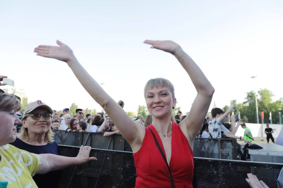 Ловите улыбку!. Самара – город ярких событий и счастливых лиц! Продолжаем делиться вашими самыми искренними и лучезарными улыбками с мероприятий нашего любимого города! Улыбайтесь чаще, самарцы! День России, 12 июня