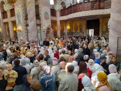 Сотни верующих собрались в Софийском Соборе, чтобы поклониться мощам святителя Тихона