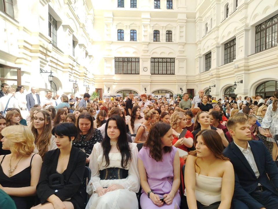 В добрый путь! #прямосейчас в атриуме Поволжской академии образования и искусств им. Святителя Алексия проходит торжественное вручение дипломов выпускникам