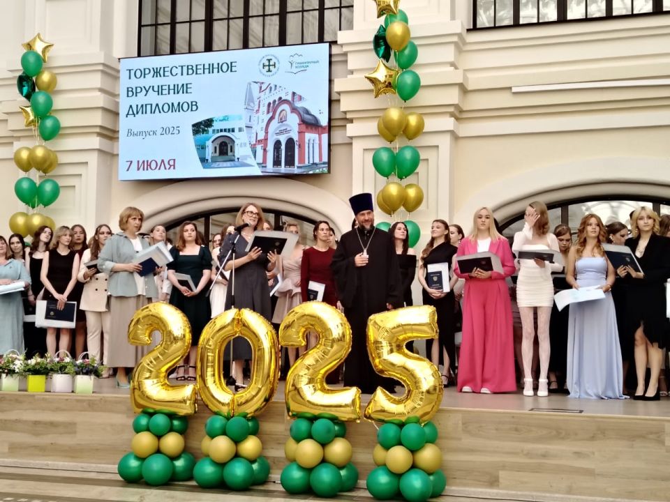В добрый путь! #прямосейчас в атриуме Поволжской академии образования и искусств им. Святителя Алексия проходит торжественное вручение дипломов выпускникам