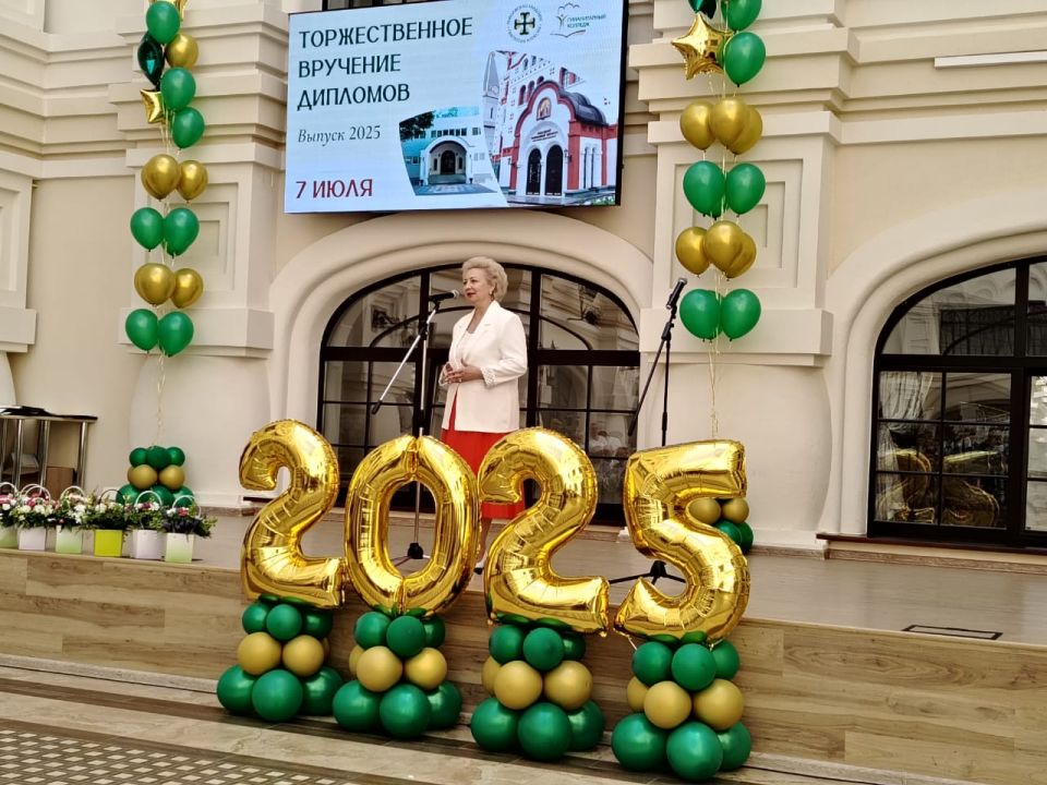 В добрый путь! #прямосейчас в атриуме Поволжской академии образования и искусств им. Святителя Алексия проходит торжественное вручение дипломов выпускникам