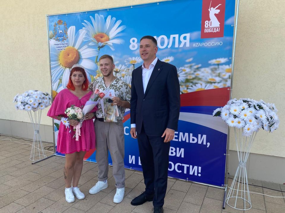 #прямосейчас на площади у Дворца бракосочетания Тольятти проходит торжественная церемония регистрации новых браков