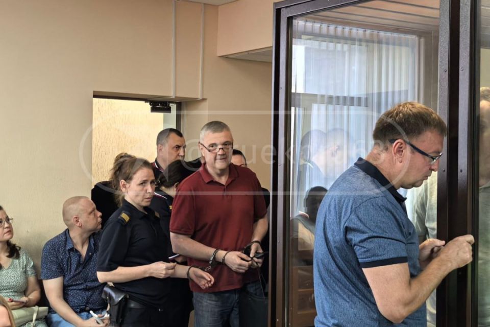 Прямо сейчас Ленинский районный суд Самары начинает рассматривать уголовное дело экс-главы ГУ МЧС по Самарской области Олега Бойко и его сообщников