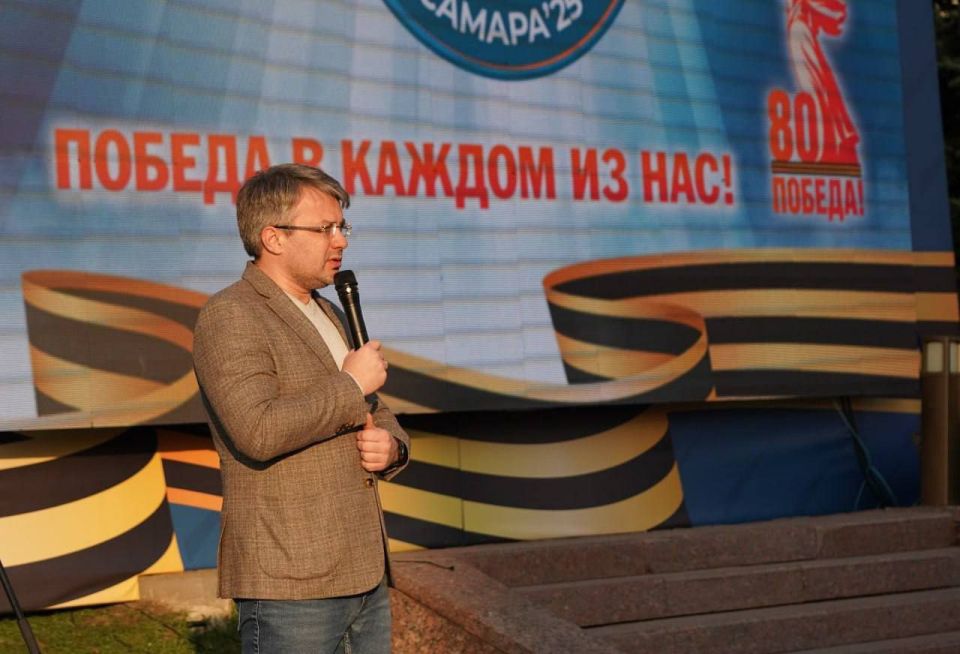 Сегодня же отмечает день рождения вице-губернатор - руководитель администрации губернатора, председатель Совета директоров ПФК «Крылья Советов» Дмитрий Яковлев