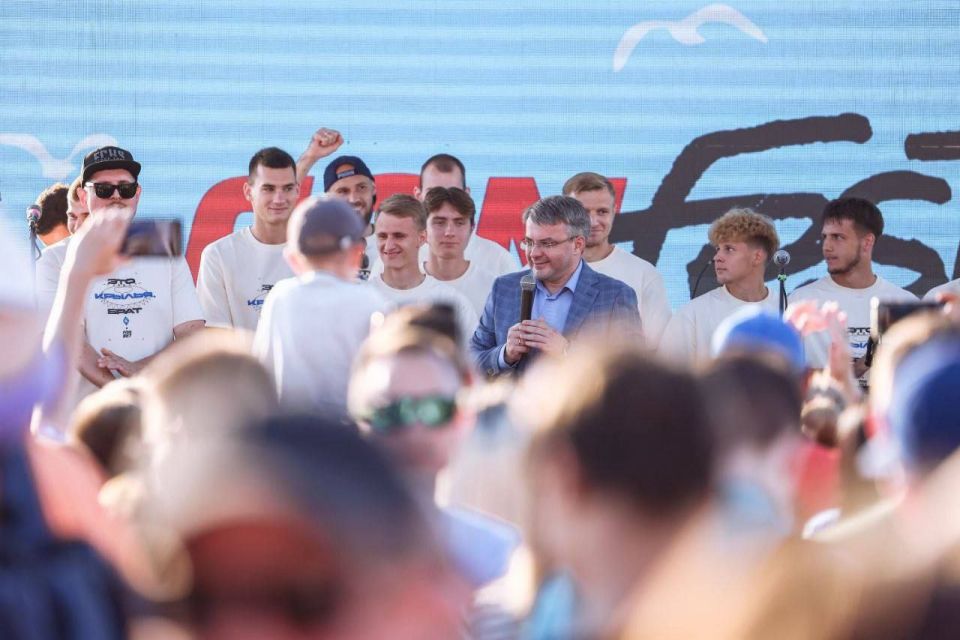 Сегодня же отмечает день рождения вице-губернатор - руководитель администрации губернатора, председатель Совета директоров ПФК «Крылья Советов» Дмитрий Яковлев
