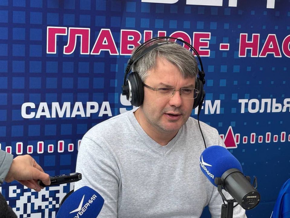 Сегодня же отмечает день рождения вице-губернатор - руководитель администрации губернатора, председатель Совета директоров ПФК «Крылья Советов» Дмитрий Яковлев