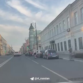 На плечах девушка, а в руках два пакета: такого водителя электросамоката засняли на дороге в Самаре
