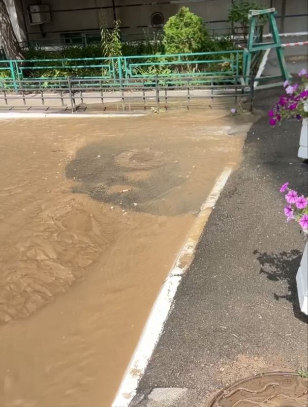 В Самаре прорвало трубу по адресу Ставропольская, 198