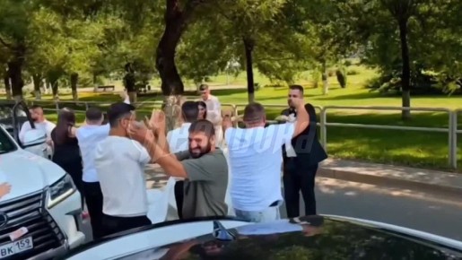 В Самаре южане перекрыли свадебным кортежем дорогу ради отплясывания лезгинки, пока местные жители вынужденно стояли в километровой пробке