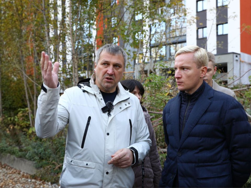 Иван Носков: По итогу выезда в поселок Мехзавод поручил подготовить проект благоустройства территории рядом с поликлиникой № 2. В самой поликлинике в этом году проходит серьезный капитальный ремонт с заменой фасада, окон...