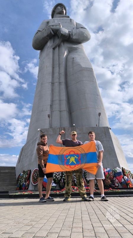 За полярный круг. Юрий Вершинин, Борис Сибигатуллин и Иван Дубов — сотрудники Специального управления федеральной противопожарной службы № 39 МЧС России — отправились в путешествие за полярный круг