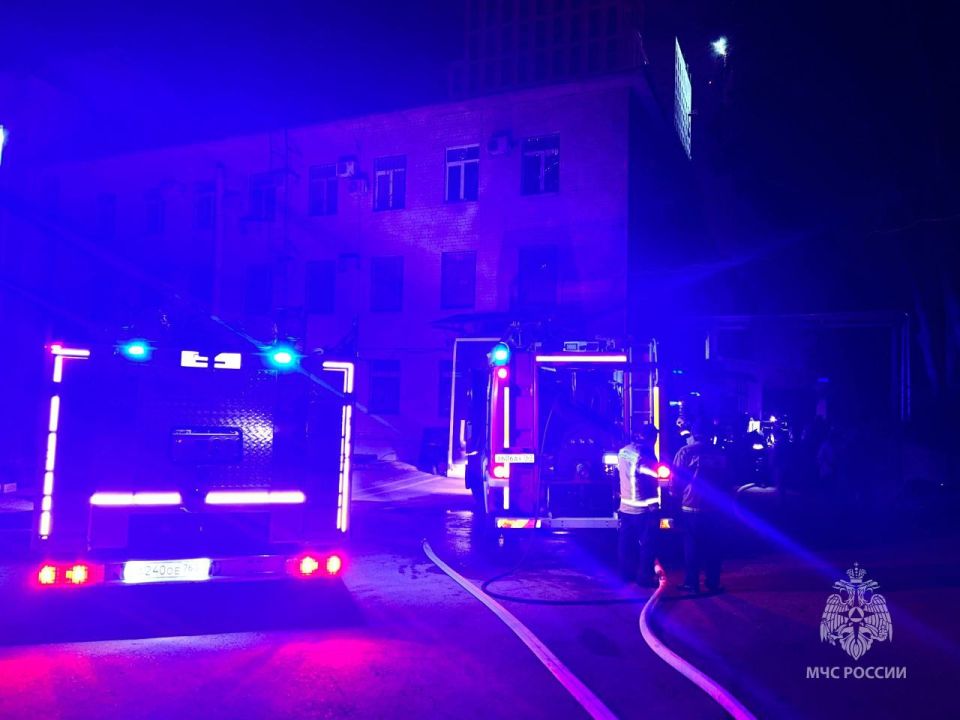 Огнеборцы МЧС России ликвидировали пожар в Самаре
