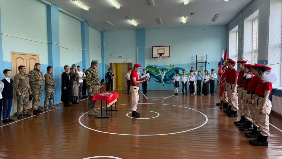 «Вырасти достойными гражданами нашей страны»: наставления юнармейцам от участника «Школы героев» Максима Меделяева