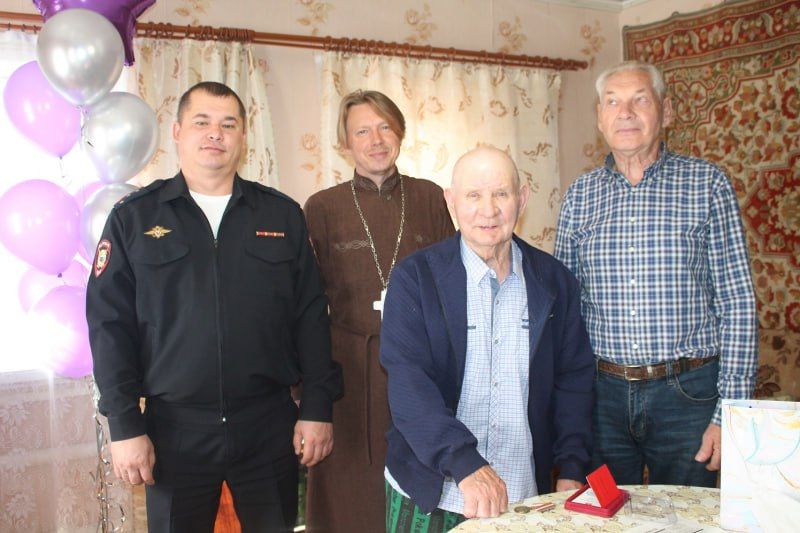 В Самарской области полицейские поздравили ветерана МВД с 90-летним юбилеем