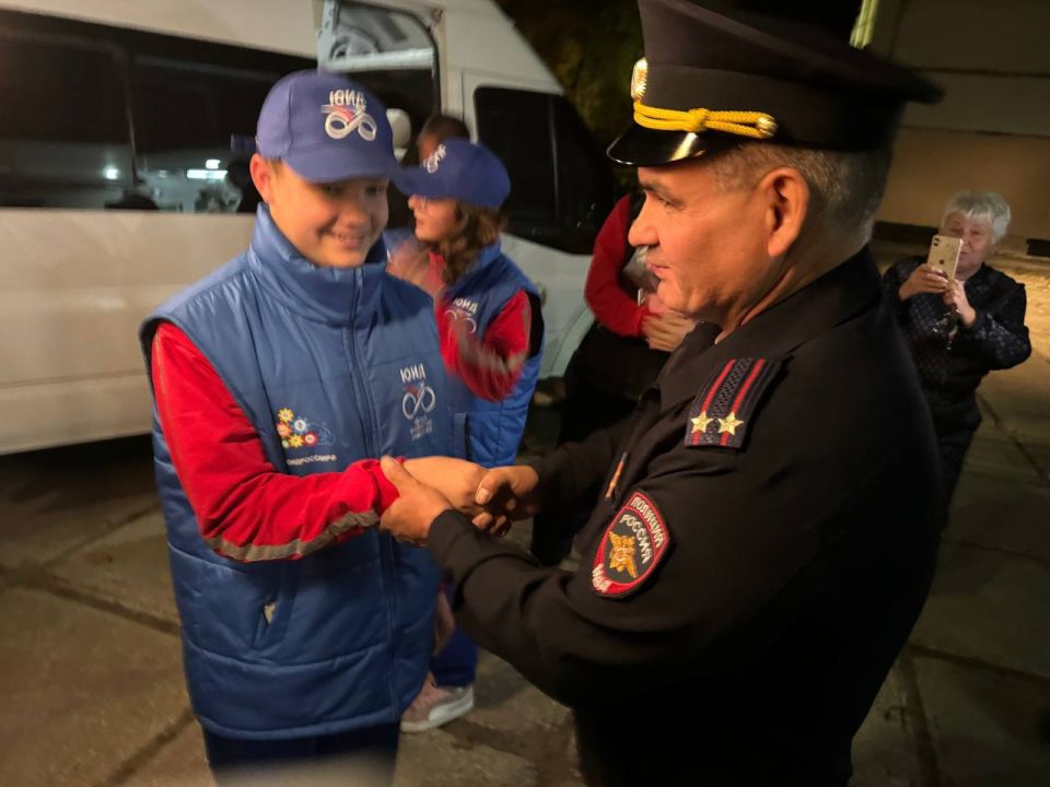 Тольяттинские Госавтоинспекторы, педагоги и родители тепло встретили участников, представлявших наш регион на Всероссийском конкурсе-фестивале юных инспекторов движения “Безопасное колесо-2025” — ребят из МБУ “Школа №61”!