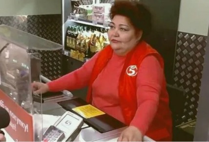  cashier   :     