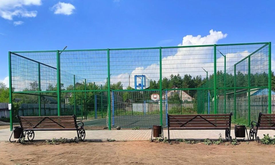 Пустынное место на ул. Радужная в селе Борское строители превратили в новую универсальную спортивную площадку