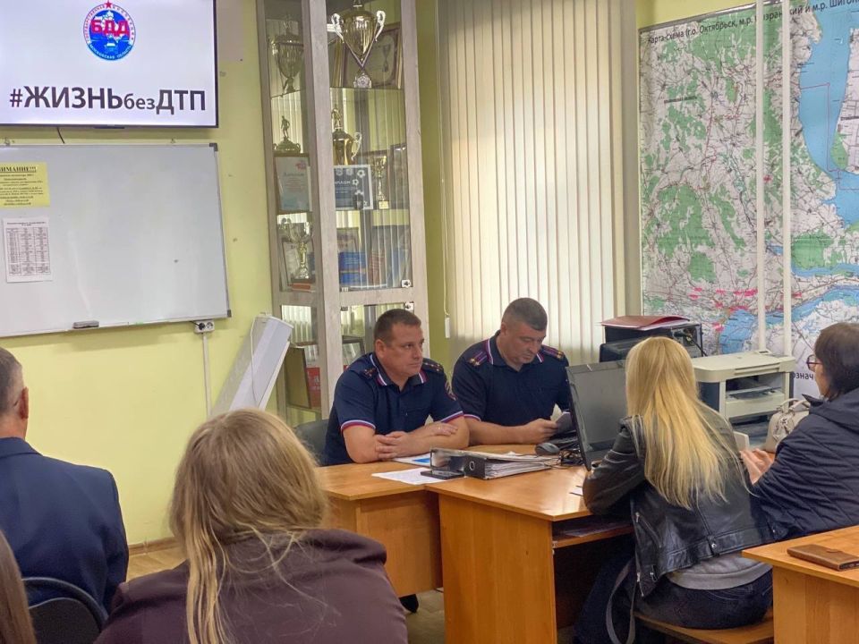 Сотрудники Сызранской Госавтоинспекции провели встречу- совещание с представителями транспортной сферы, культуры, спорта и образовательных учреждений, на которой обсудили ряд важных вопросов касающихся БДД