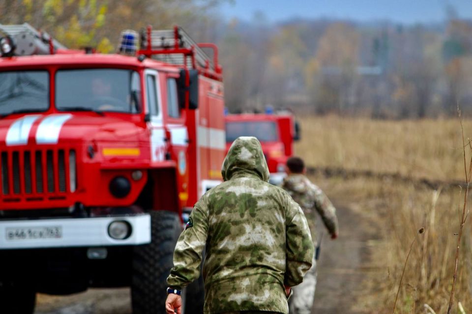 Они не тушат квартиры и дома, но с тяжелым ранцем и лопатой идут вглубь леса