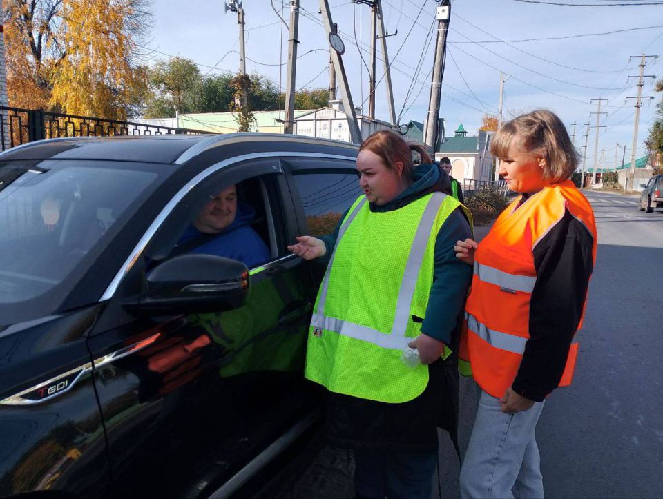 Сотрудники. #Госавтоинспекции города #Новокуйбышевска совместно с #РодительскимПатрулем ГБОУ ООШ №13 продолжают проводить профилактические мероприятия вблизи пешеходных переходов