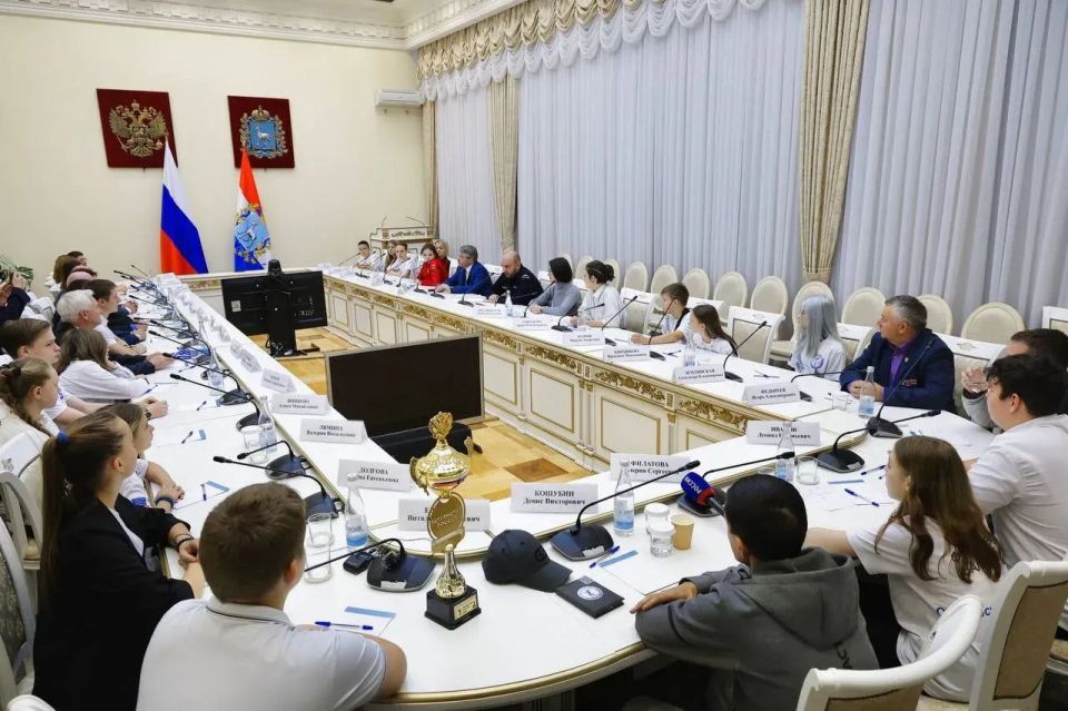 Губернатор Вячеслав Федорищев встретился со сборной области по спортивному метанию ножа