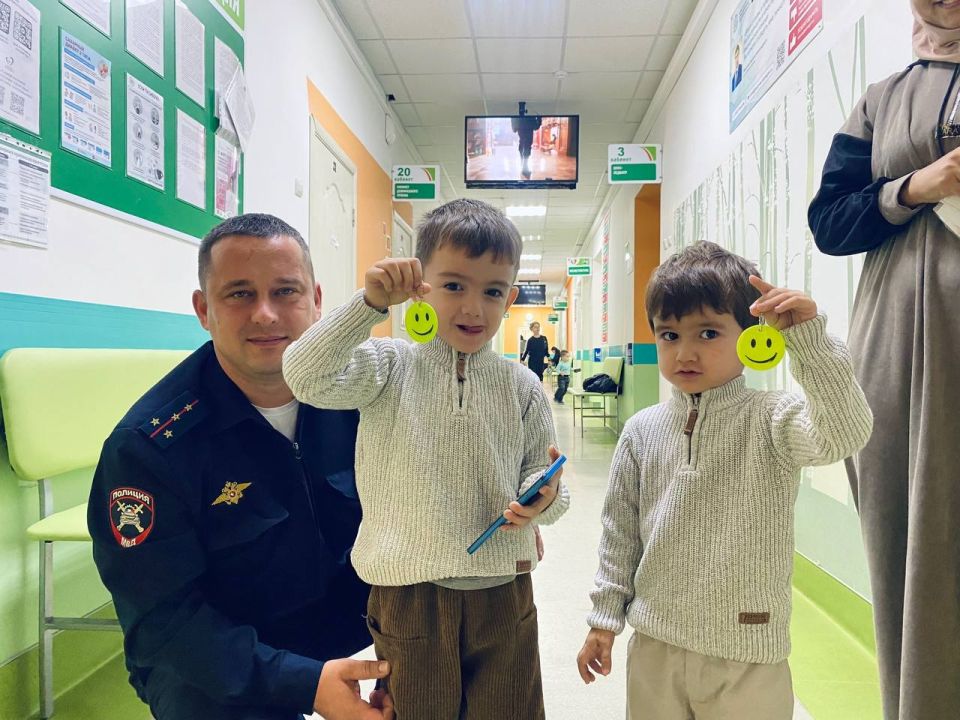 В рамках социально-значимой акции «Засветись», направленной на повышение уровня безопасности пешеходов, сотрудники #ГАИПохвистнево в «Детской поликлинике» города Похвистнево провели профилактические беседы с родителями и...