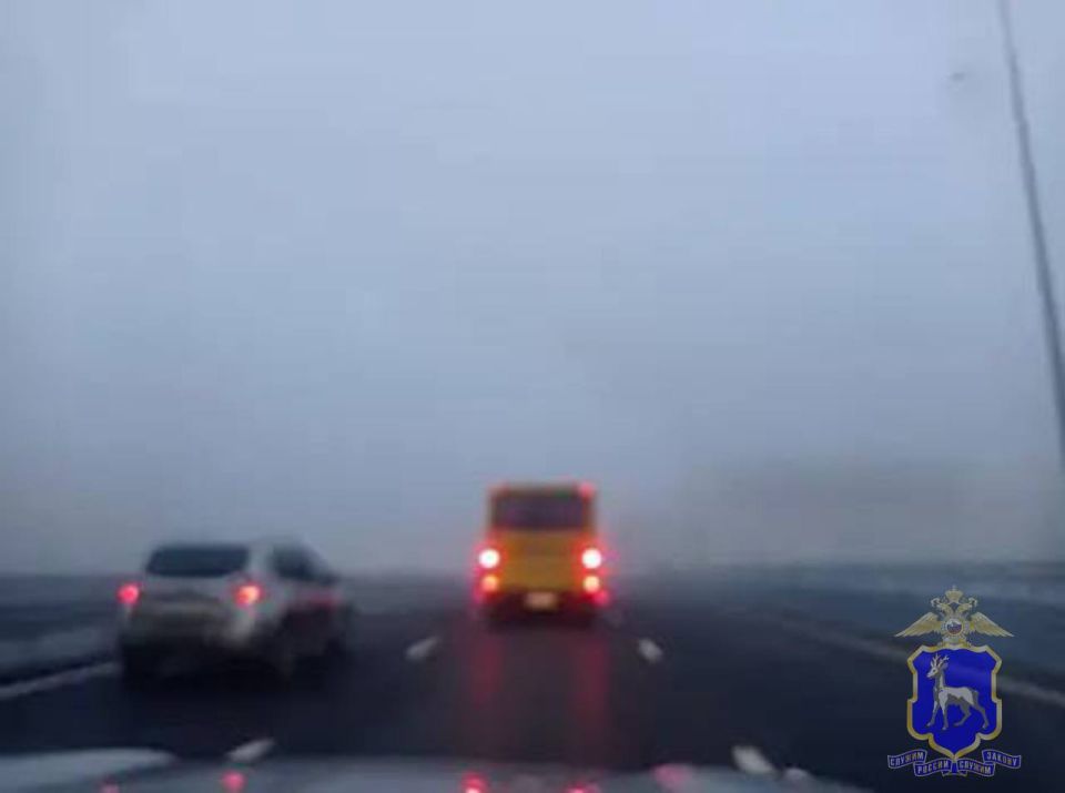 В связи с ухудшением погодных условий - выпадением осадков в виде дождя региональная Госавтоинспекция обращает внимание водителей на обязательное соблюдение безопасного скоростного режима: