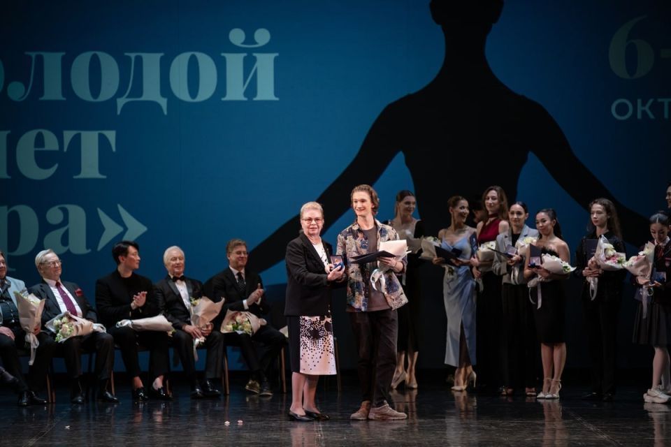 Артист балета Шостакович Опера Балет Денис Мазанов завоевал первую премию и золотую медаль на X Международном конкурсе «Молодой балет мира», который прошёл в Сочи с 6 по 12 октября