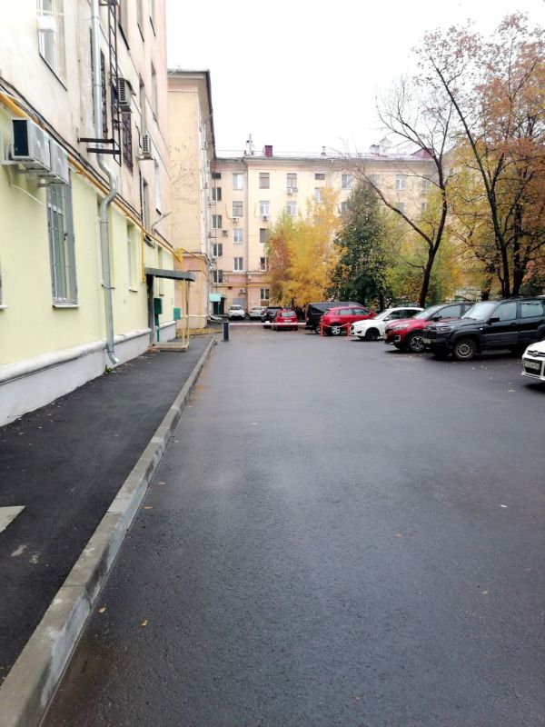 После дождичка в пятницу. Утром на детской и спортивной площадках во дворе по ул. Циалковского, 5-7 пока пустынно, но так уютно и красиво После дождичка в пятницу. Утром на детской и спортивной площадках во дворе по ул. Циалковского, 5-7 пока пустынно, но так уютно и красиво