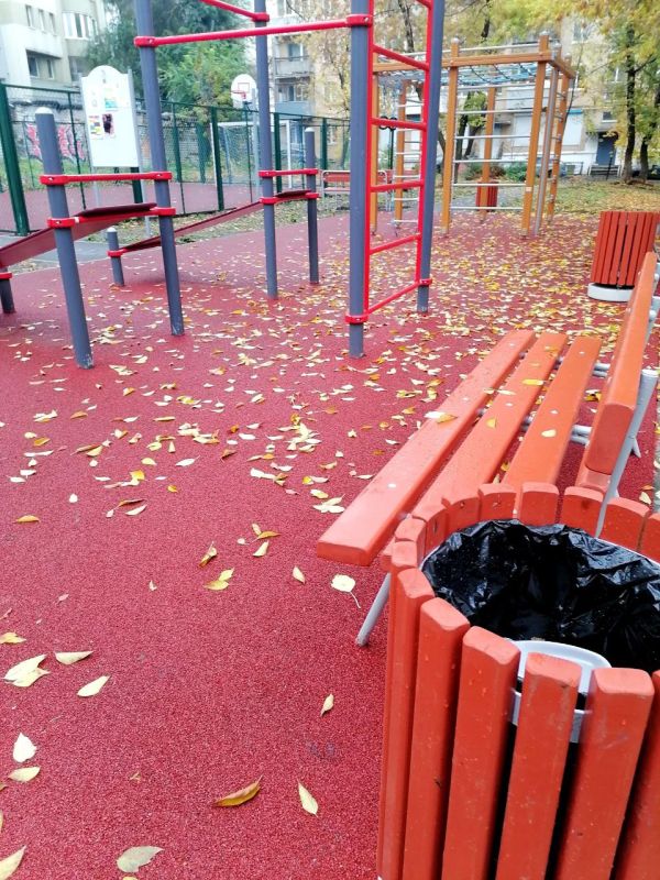 После дождичка в пятницу. Утром на детской и спортивной площадках во дворе по ул. Циалковского, 5-7 пока пустынно, но так уютно и красиво После дождичка в пятницу. Утром на детской и спортивной площадках во дворе по ул. Циалковского, 5-7 пока пустынно, но так уютно и красиво