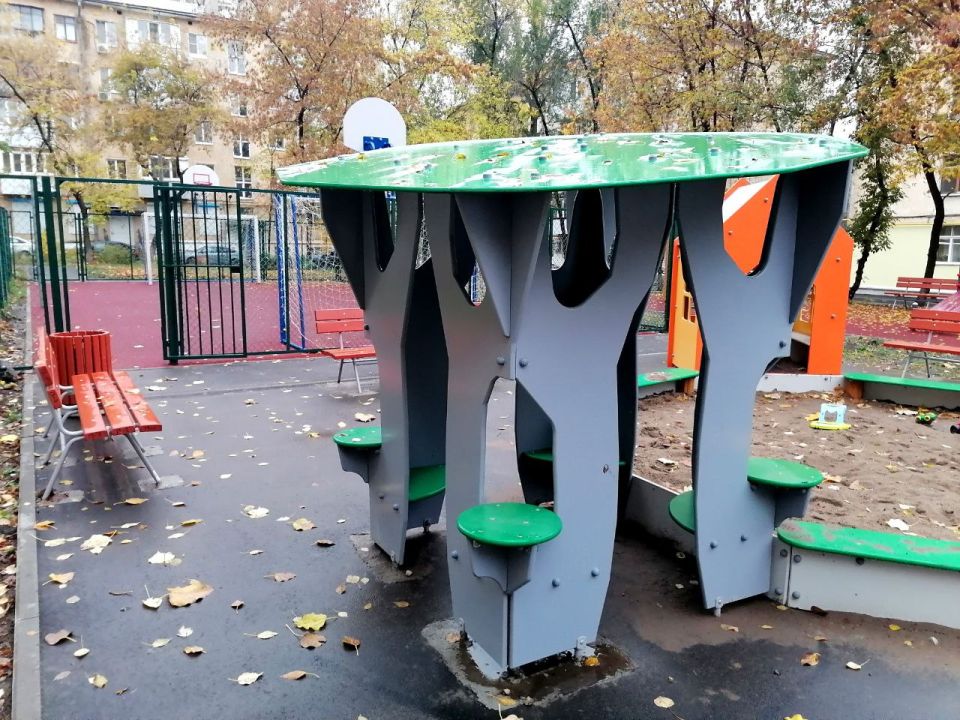 После дождичка в пятницу. Утром на детской и спортивной площадках во дворе по ул. Циалковского, 5-7 пока пустынно, но так уютно и красиво После дождичка в пятницу. Утром на детской и спортивной площадках во дворе по ул. Циалковского, 5-7 пока пустынно, но так уютно и красиво