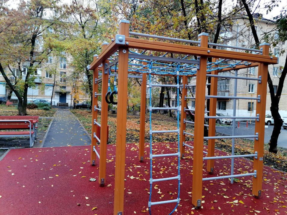 После дождичка в пятницу. Утром на детской и спортивной площадках во дворе по ул. Циалковского, 5-7 пока пустынно, но так уютно и красиво После дождичка в пятницу. Утром на детской и спортивной площадках во дворе по ул. Циалковского, 5-7 пока пустынно, но так уютно и красиво