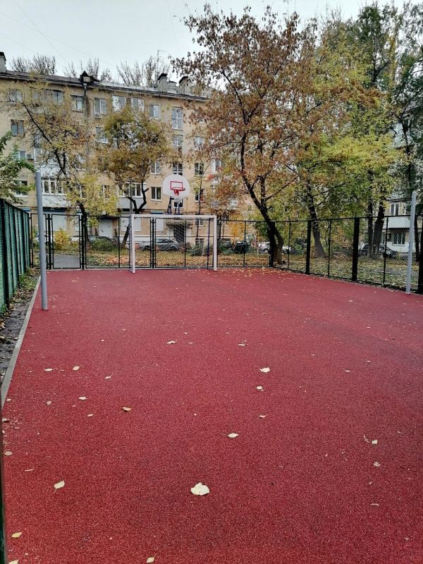 После дождичка в пятницу. Утром на детской и спортивной площадках во дворе по ул. Циалковского, 5-7 пока пустынно, но так уютно и красиво После дождичка в пятницу. Утром на детской и спортивной площадках во дворе по ул. Циалковского, 5-7 пока пустынно, но так уютно и красиво
