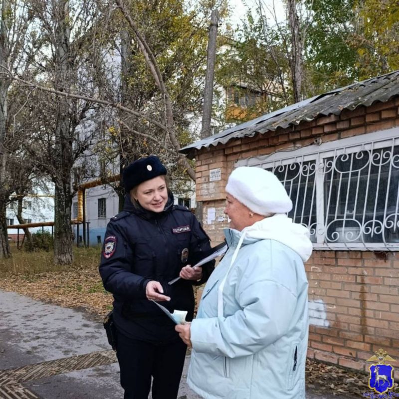 В Похвистнево, оперуполномоченный группы по предупреждению и раскрытию преступлений, совершенных с использованием информационно-телекоммуникационных технологий лейтенант полиции Олеся Кобяшева совместно с представителем... В Похвистнево, оперуполномоченный группы по предупреждению и раскрытию преступлений, совершенных с использованием информационно-телекоммуникационных технологий лейтенант полиции Олеся Кобяшева совместно с представителем...