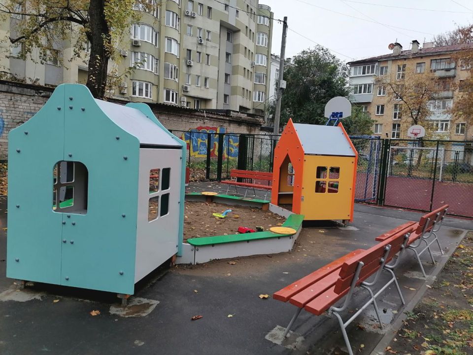 После дождичка в пятницу. Утром на детской и спортивной площадках во дворе по ул. Циалковского, 5-7 пока пустынно, но так уютно и красиво