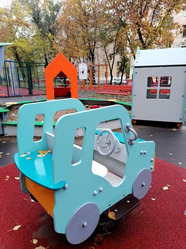 После дождичка в пятницу. Утром на детской и спортивной площадках во дворе по ул. Циалковского, 5-7 пока пустынно, но так уютно и красиво После дождичка в пятницу. Утром на детской и спортивной площадках во дворе по ул. Циалковского, 5-7 пока пустынно, но так уютно и красиво