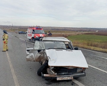 На трассе под Самарой Камаз "смял" Жигули