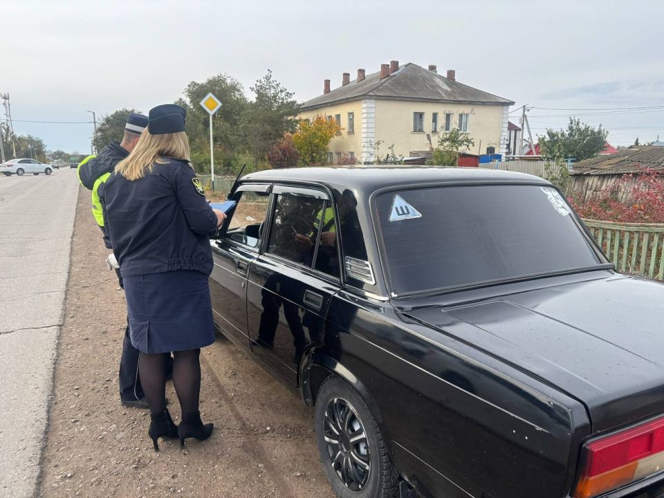 На территории Приволжского района на постоянной основе продолжается совместная работа судебных приставов-исполнителей с органами Госавтоинспекции по отработке граждан, имеющих задолженность по административным штрафам и...