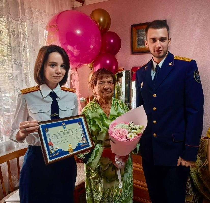 Сотрудники следственного управления Следственного комитета РФ по Самарской области по сложившейся добой традиции поздравили ветерана Великой Отечественной воины - Щербакову Валентину Николаевну, которой исполнилось 102 года