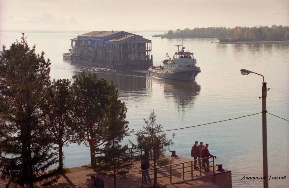 Доброе утро, город!. Сызранский причал осенью 1998 года