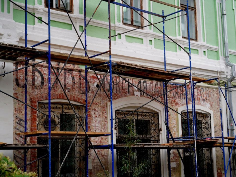 Иван Носков: На Молодогвардейской, 55 во время капремонта фасада обнаружилась рекламная вывеска начала 20-го века