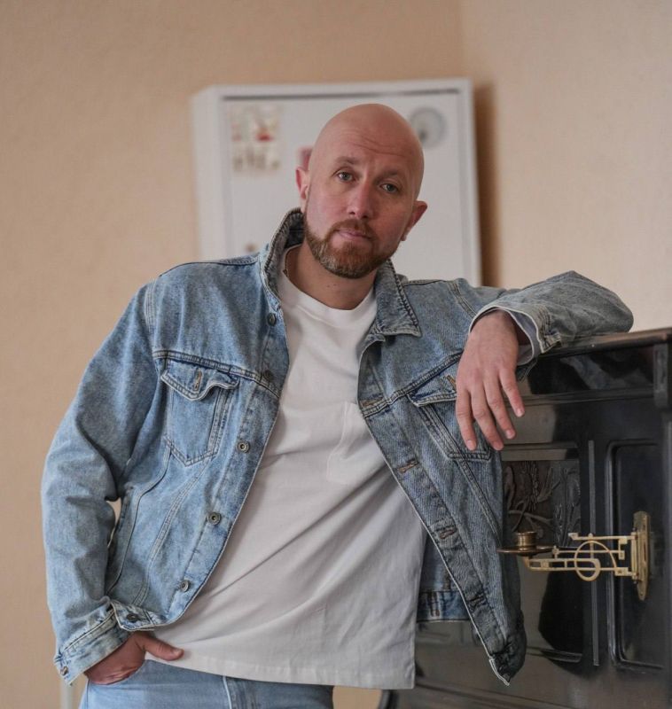 Указом губернатора Самарской области за значительный вклад в развитие культуры в Самарской области почётное звание «Заслуженный артист Самарской области» присвоено Денису Владимировичу Евневичу, артисту драматического театра...