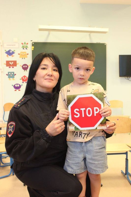 Сотрудники. #ГАИКрасныйЯр провели познавательное занятие по правилам безопасного поведения на дороге в детском саду «Яркий»