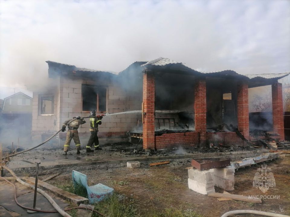 #Официально. О пожаре в Волжском районе 20 октября в 12.45 поступило сообщение о пожаре по адресу: Волжский район, пгт Петра Дубрава, ул. Яблочная, 258