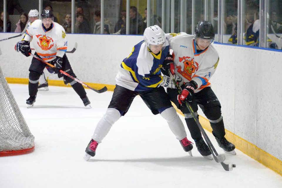 В Ледовом дворце «Сызрань Арена» состоялось официальное открытие городского чемпионата по хоккею с шайбой среди любительских команд сезона 2025/2026